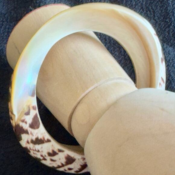 Vintage Carved Tiger Cowrie Polished Shell Bangle Bracelet Mother of Pearl Boho - Picture 4 of 14